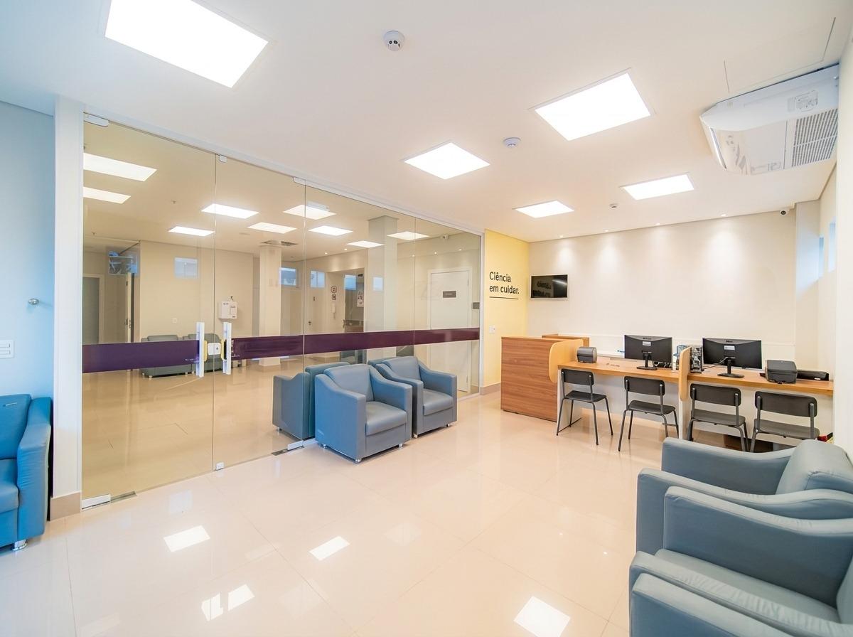 Consulta médica - orientação sobre internação e tratamento